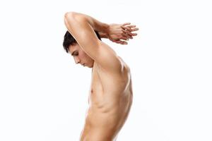 sport- Mens met naakt torso houdt zijn hand- achter zijn hoofd en spieren bodybuilder model- foto