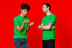 vrolijk vrienden in groen t-shirts knuffels communicatie foto