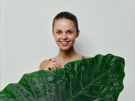 vrolijk vrouw palm blad exotisch kaal schouders studio foto