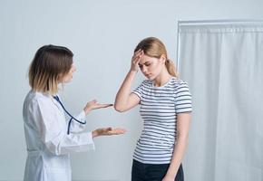 vrouw dokter en geduldig Gezondheid problemen medisch japon helpen foto