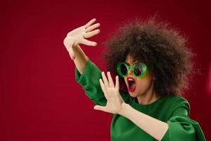 mooi vrouw poseren emotie gebaar handen rood achtergrond foto