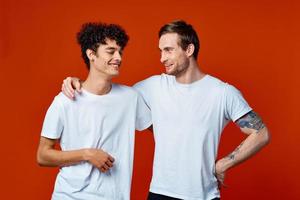 twee vrolijk mannen Aan t-shirts communicatie vriendschap foto