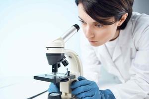 vrouw laboratorium assistent op zoek microscoop diagnostiek professioneel wetenschap foto