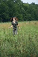 vrouw in de weide kaartjes in groen jumpsuit vers lucht buitenshuis activiteiten foto