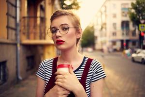 vrouw met bril buitenshuis wandelen vakantie zomer foto