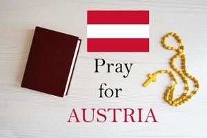 bidden voor Oostenrijk. rozenkrans en heilig Bijbel achtergrond. foto