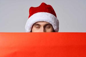 knap Mens rood papier aanplakbord reclame Kerstmis licht achtergrond foto