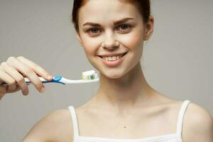 vrolijk vrouw tandpasta poetsen tanden tandheelkundig Gezondheid studio levensstijl foto