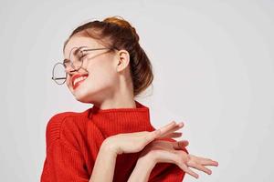 vrouw in rood trui bril studio mode levensstijl licht achtergrond foto