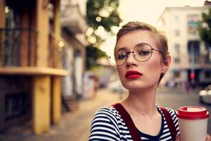 vrouw met kort haar- buitenshuis kop van drinken levensstijl foto