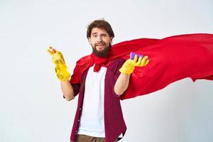 Mens rood regenjas professioneel huiswerk hygiëne handschoenen foto
