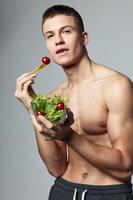 sport mannen bord van salade in gezond voedsel levensstijl geïsoleerd achtergrond foto
