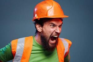 emotioneel Mens arbeider oranje verf moeilijk werk foto