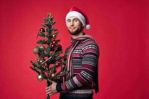 knap Mens in nieuw jaar kleren decoratie Kerstmis geïsoleerd achtergrond foto