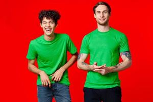 twee vrienden groen t-shirts mode gewoontjes kleding studio foto