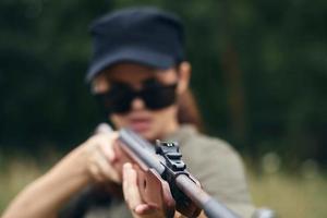 vrouw Holding een geweer zicht jacht- wapens foto