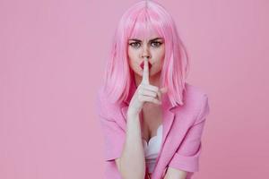 mooi modieus meisje helder bedenken roze haar- aantrekkingskracht kleur achtergrond ongewijzigd foto