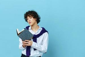 vent met een kladblok in een trui overhemd Aan de schouders levensstijl school- foto