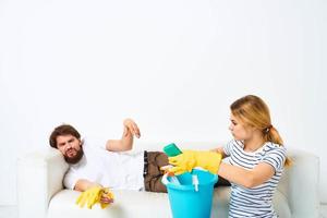 Mens en vrouw het wassen huishouden klusjes levensstijl benodigdheden foto
