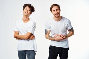 twee Mens in wit t-shirts zijn staand De volgende naar vriendschap emoties foto