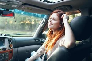 vrolijk vrouw in auto reis reis weg foto