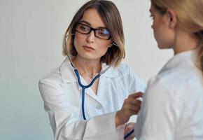 vrouw professioneel dokter met bril stethoscoop geduldig Gezondheid foto