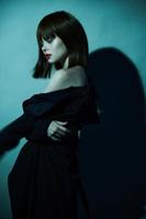 vrouw mantel donker geïsoleerd achtergrond gewoontjes slijtage foto