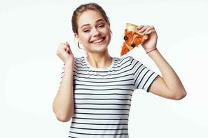 vrouw in gestreept t-shirt pizza eetpatroon tussendoortje rommel voedsel foto