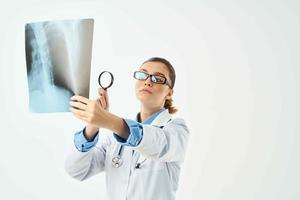 vrouw dokter röntgenstraal wit jas diagnose behandeling foto