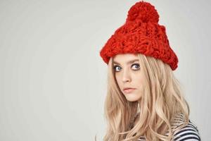 mooi vrouw in modieus kleren rood hoed poseren foto