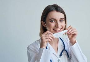 dokter in medisch masker en jas Gezondheid stethoscoop foto