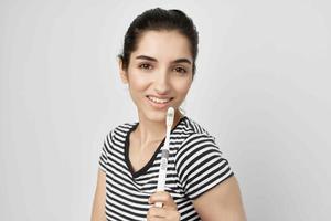 vrouw borstel uw tanden met een tandenborstel geïsoleerd achtergrond foto