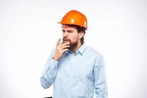 Mens in blauw overhemd oranje moeilijk hoed professioneel bouw veiligheid ingenieur foto