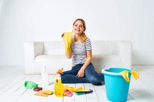 schoonmaak dame Aan de verdieping emmer rubber handschoenen huiswerk foto