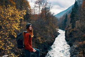 vrouw wandelaar met rugzak in de bergen herfst Woud foto