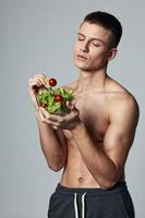 sport vent met bord van salade gezond voedsel levensstijl training geïsoleerd achtergrond foto