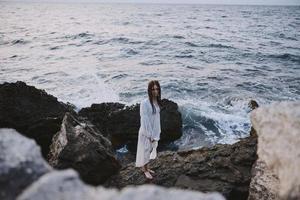 vrouw reiziger wandelingen vulkanisch rots formaties Aan de eiland kom tot rust foto