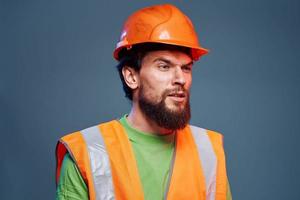 gebaard Mens in oranje moeilijk hoed bouw professioneel bijgesneden visie foto