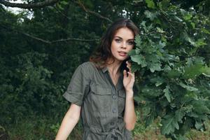 vrouw in de Woud vers lucht looks verder groen bladeren foto