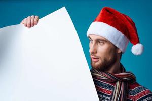 emotioneel Mens in een Kerstmis wit mockup poster geïsoleerd achtergrond foto