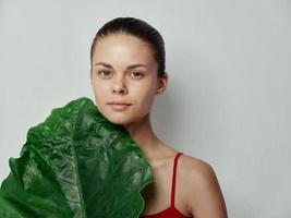 jong vrouw schoon huid groen palm blad uiterlijke verzorging model- foto