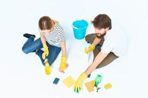 jong paar het wassen vloeren schoonmaak benodigdheden schoonmaak samen huiswerk foto