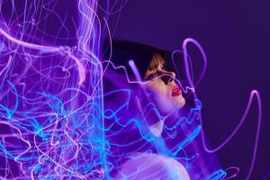 portret van een charmant dame neon lijnen poseren model- aantrekkingskracht kleur achtergrond ongewijzigd foto