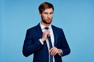 Mens in een pak rechtzetten zijn stropdas zelf vertrouwen mode zakenman foto