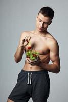 gespierd topless Mens een bord van salade groenten een maaltijd van Gezondheid foto