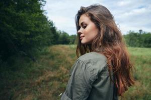 vrouw in de veld- bijgesneden visie van aantrekkelijk glimlach vers lucht reizen foto