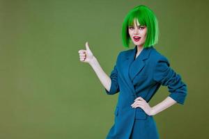 positief jong vrouw aantrekkelijk kijken groen pruik blauw jasje poseren kleur achtergrond ongewijzigd foto