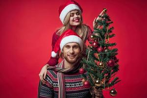 jong paar Kerstmis vakantie pret romance rood achtergrond foto