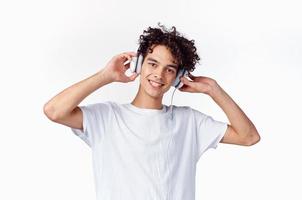 vrolijk vent in hoofdtelefoons luistert naar muziek- emoties vreugde bijgesneden visie foto