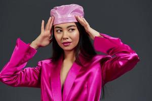 portret vrouw in een roze mini jurk roze hoofddoek luxe studio model- foto